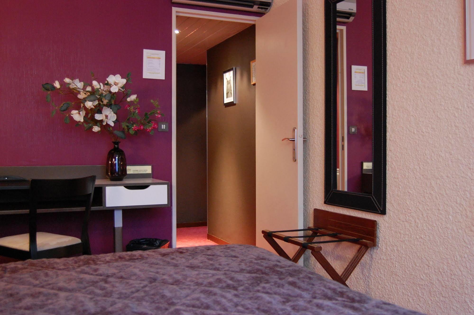 Logis Hotel Du Midi - Saint Etienne Sud ภายนอก รูปภาพ